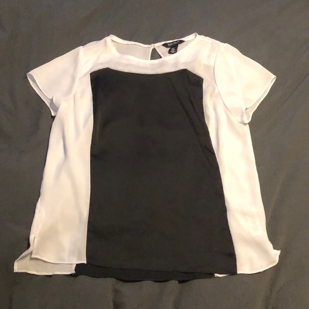 Black and white short-sleeved shirt